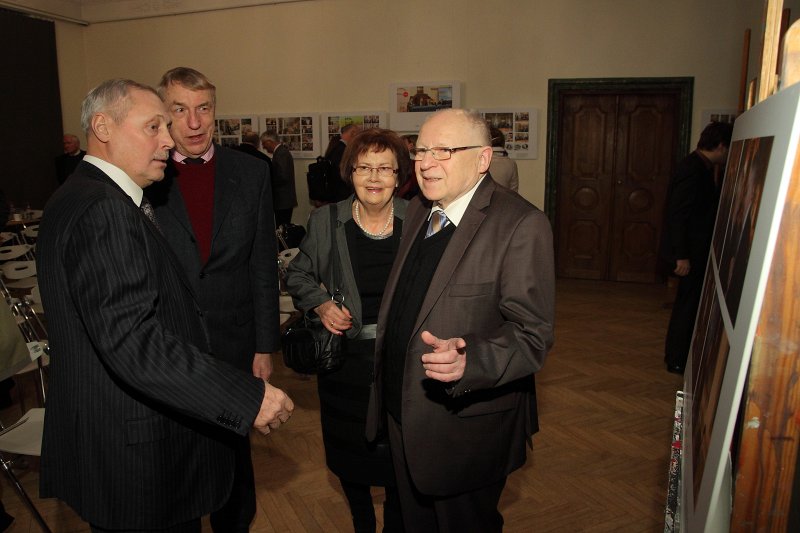 Akadēmiķa Jāņa Stradiņa jubilejai veltītas fotoizstādes atklāšana (Arhitektu namā, Torņa ielā 11). No labās: 
Latvijas Zinātņu akadēmijas Senāta priekšsēdētājs akadēmiķis Jānis Stradiņš ar dzīvesbiedri Laimu Stradiņu, 
Latvijas Organiskās sintēzes institūta direktors Ivars Kalviņš un 
SIA 'ITERA Latvija' prezidents Juris Savickis.