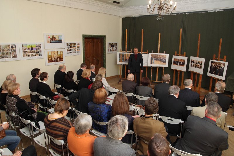 Akadēmiķa Jāņa Stradiņa jubilejai veltītas fotoizstādes atklāšana (Arhitektu namā, Torņa ielā 11). null