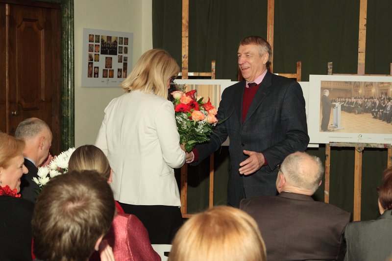 Akadēmiķa Jāņa Stradiņa jubilejai veltītas fotoizstādes atklāšana (Arhitektu namā, Torņa ielā 11). Latvijas Organiskās sintēzes institūta direktors Ivars Kalviņš sveic LR izglītības un zinātnes ministri Inu Druvieti.