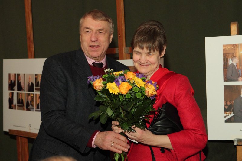 Akadēmiķa Jāņa Stradiņa jubilejai veltītas fotoizstādes atklāšana (Arhitektu namā, Torņa ielā 11). Latvijas Organiskās sintēzes institūta direktors Ivars Kalviņš sveic projekta vadītāju Andru Mangali.