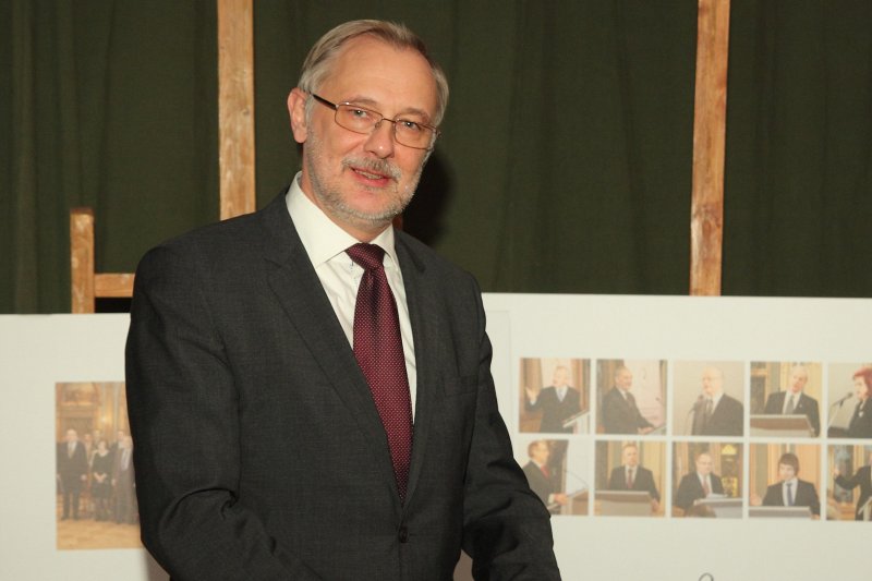 Akadēmiķa Jāņa Stradiņa jubilejai veltītas fotoizstādes atklāšana (Arhitektu namā, Torņa ielā 11). Latvijas Universitātes rektors prof. Mārcis Auziņš.