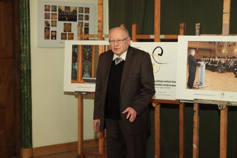 Akadēmiķa Jāņa Stradiņa jubilejai veltītas fotoizstādes atklāšana (Arhitektu namā, Torņa ielā 11). Latvijas Zinātņu akadēmijas Senāta priekšsēdētājs akadēmiķis Jānis Stradiņš.