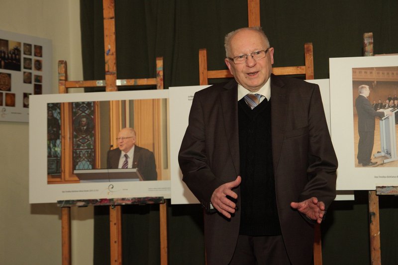 Akadēmiķa Jāņa Stradiņa jubilejai veltītas fotoizstādes atklāšana (Arhitektu namā, Torņa ielā 11). Latvijas Zinātņu akadēmijas Senāta priekšsēdētājs akadēmiķis Jānis Stradiņš.