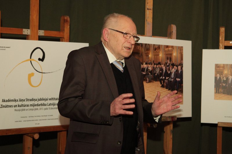 Akadēmiķa Jāņa Stradiņa jubilejai veltītas fotoizstādes atklāšana (Arhitektu namā, Torņa ielā 11). Latvijas Zinātņu akadēmijas Senāta priekšsēdētājs akadēmiķis Jānis Stradiņš.