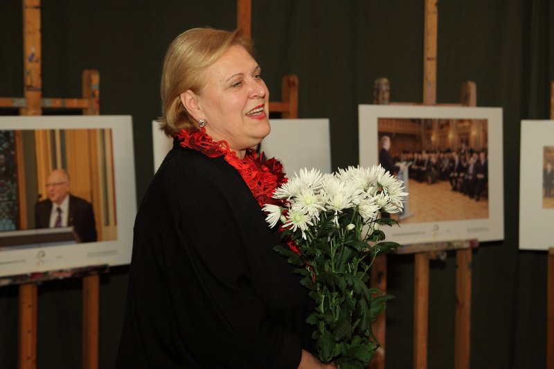 Akadēmiķa Jāņa Stradiņa jubilejai veltītas fotoizstādes atklāšana (Arhitektu namā, Torņa ielā 11). Latvijas Lauksaimniecības un meža zinātņu akadēmijas prezidente akadēmiķe Baiba Rivža.