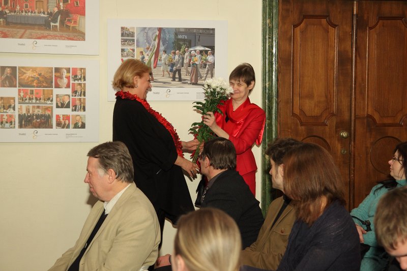 Akadēmiķa Jāņa Stradiņa jubilejai veltītas fotoizstādes atklāšana (Arhitektu namā, Torņa ielā 11). Latvijas Lauksaimniecības un meža zinātņu akadēmijas prezidente akadēmiķe Baiba Rivža
pasniedz ziedus projekta vadītājai Andrai Mangalei.