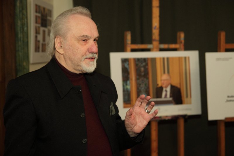 Akadēmiķa Jāņa Stradiņa jubilejai veltītas fotoizstādes atklāšana (Arhitektu namā, Torņa ielā 11). Fotogrāfs Gunārs Janaitis.