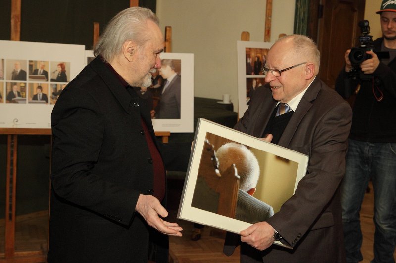 Akadēmiķa Jāņa Stradiņa jubilejai veltītas fotoizstādes atklāšana (Arhitektu namā, Torņa ielā 11). Fotogrāfs Gunārs Janaitis (pa kreisi) dāvina savu fotogrāfiju Latvijas Zinātņu akadēmijas Senāta priekšsēdētājam akadēmiķim Jānim Stradiņam.