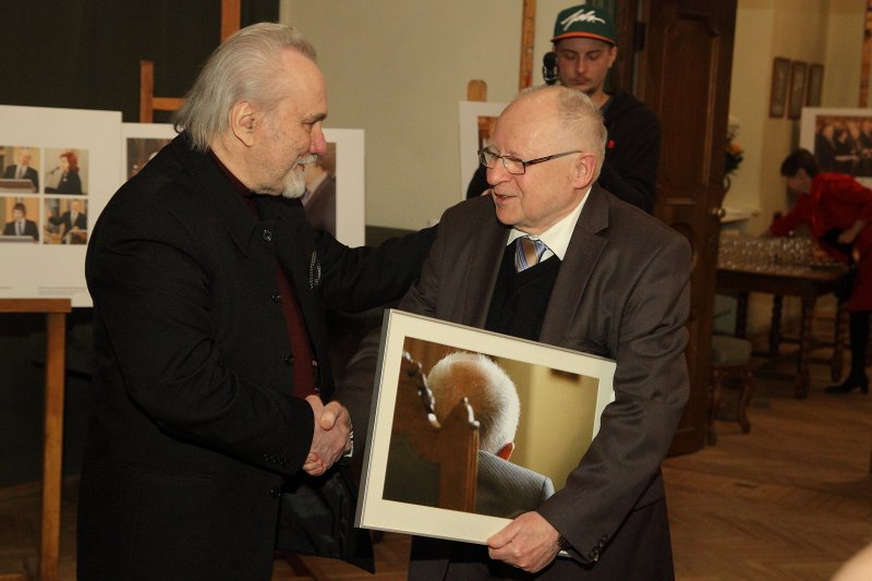 Akadēmiķa Jāņa Stradiņa jubilejai veltītas fotoizstādes atklāšana (Arhitektu namā, Torņa ielā 11). Fotogrāfs Gunārs Janaitis (pa kreisi) dāvina savu fotogrāfiju Latvijas Zinātņu akadēmijas Senāta priekšsēdētājam akadēmiķim Jānim Stradiņam.