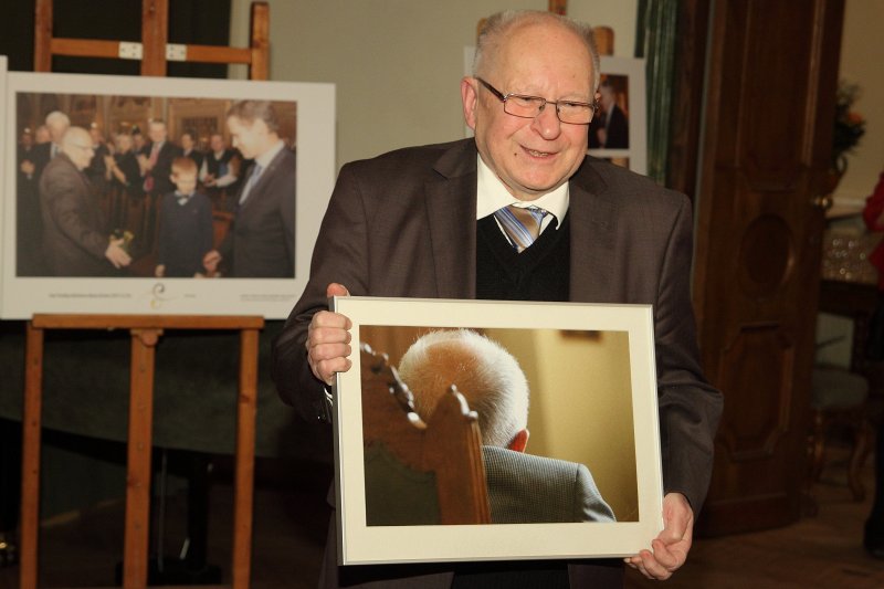 Akadēmiķa Jāņa Stradiņa jubilejai veltītas fotoizstādes atklāšana (Arhitektu namā, Torņa ielā 11). Latvijas Zinātņu akadēmijas Senāta priekšsēdētājs akadēmiķis Jānis Stradiņš ar 
fotogrāfa Gunāra Janaiša dāvināto fotogrāfiju.