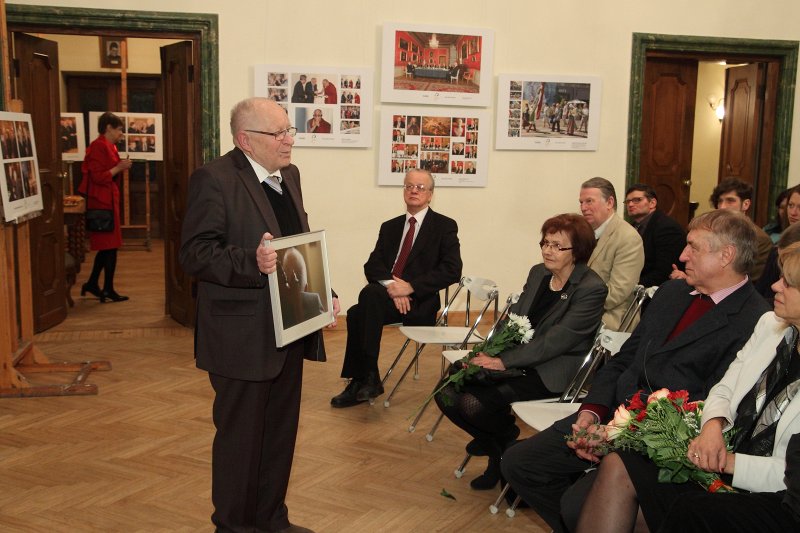 Akadēmiķa Jāņa Stradiņa jubilejai veltītas fotoizstādes atklāšana (Arhitektu namā, Torņa ielā 11). Latvijas Zinātņu akadēmijas Senāta priekšsēdētājs akadēmiķis Jānis Stradiņš ar 
fotogrāfa Gunāra Janaiša dāvināto fotogrāfiju.