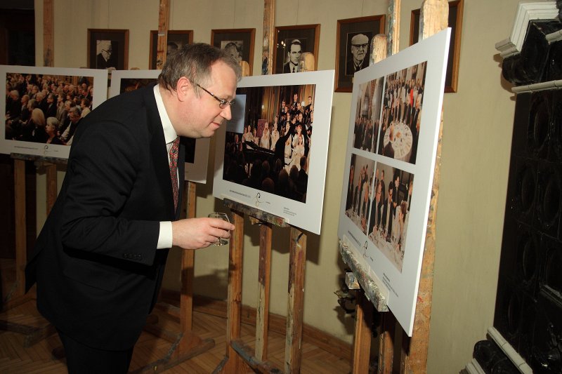 Akadēmiķa Jāņa Stradiņa jubilejai veltītas fotoizstādes atklāšana (Arhitektu namā, Torņa ielā 11). null