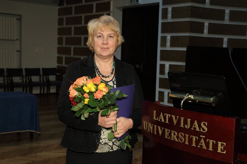 Latvijas Universitātes darbinieku sapulce, Latvijas Universitātes Gada balvas pasniegšana. LU Lietvedības departamenta galvenajā kopēšanas mašīnas operatore Mārīte Gaiduka.