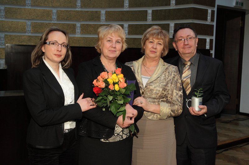 Latvijas Universitātes darbinieku sapulce, Latvijas Universitātes Gada balvas pasniegšana. LU Lietvedības departamenta galvenajā kopēšanas mašīnas operatore Mārīte Gaiduka (2. no kreisās) kopā ar kolēģiem.