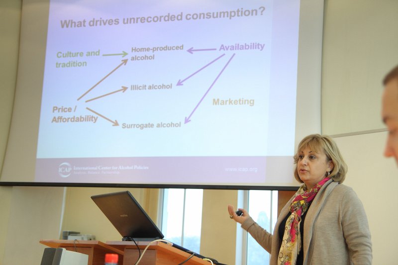 Preses konference pētījumam par nelegālā alkohola tirgu Baltijas valstīs. ICAP (International Center for Alcohol Policies) prezidenta vietniece Mardžana Martinika (Marjana Martinic).
