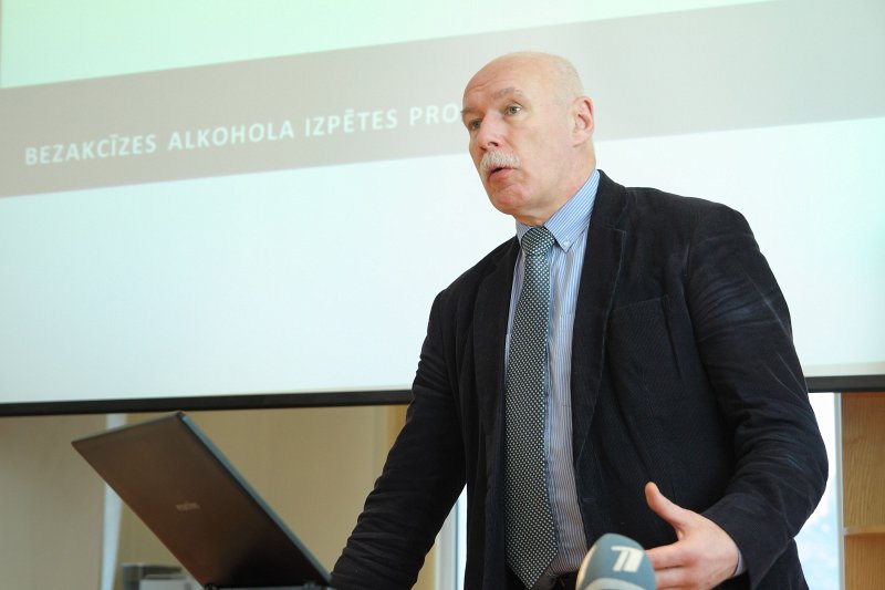 Preses konference pētījumam par nelegālā alkohola tirgu Baltijas valstīs. Latvijas Ārstu biedrības prezidents Pēteris Apinis.