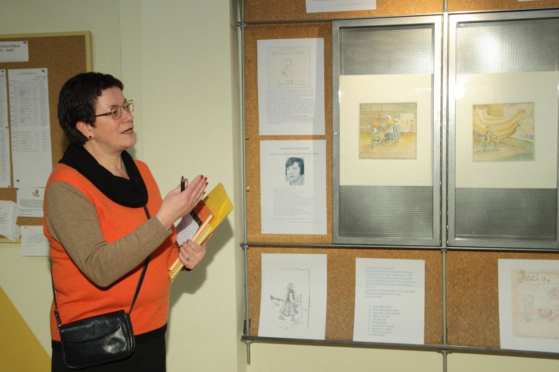 Margaritas Kovaļevskas bērnu grāmatu ilustrāciju izstādes atklāšana Latvijas Universitātes 
Pedagoģijas, psiholoģijas un mākslas fakultātē. LU PPMF docente Austra Avotiņa.