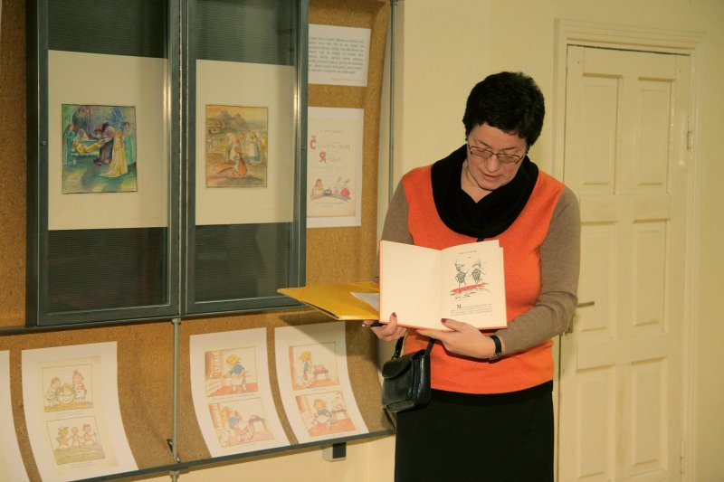 Margaritas Kovaļevskas bērnu grāmatu ilustrāciju izstādes atklāšana Latvijas Universitātes 
Pedagoģijas, psiholoģijas un mākslas fakultātē. LU PPMF docente Austra Avotiņa.