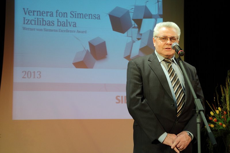 Vernera fon Sīmensa Izcilības balvas (Werner von Siemens Excellence Award) pasniegšanas ceremonija (Rīgas Tehniskajā universitātē, Kaļķu ielā 1). LU Akadēmiskā departamenta direktors Ojārs Judrups.