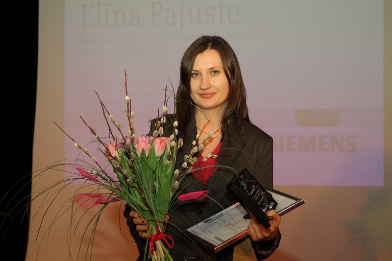 Vernera fon Sīmensa Izcilības balvas (Werner von Siemens Excellence Award) pasniegšanas ceremonija (Rīgas Tehniskajā universitātē, Kaļķu ielā 1). Vernera fon Sīmensa Izcilības balvas saņēmēja Latvijas Universitātes doktore Elīna Pajuste.