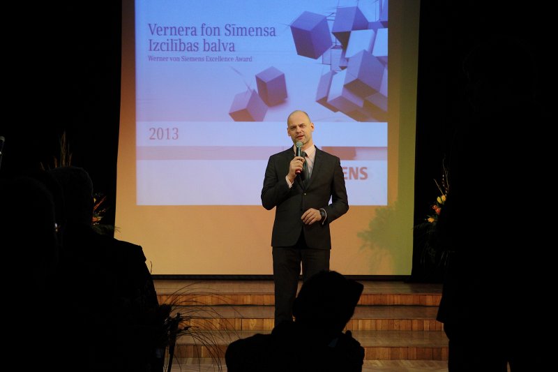 Vernera fon Sīmensa Izcilības balvas (Werner von Siemens Excellence Award) pasniegšanas ceremonija (Rīgas Tehniskajā universitātē, Kaļķu ielā 1). Pasākuma vadītājs Valdis Melderis.