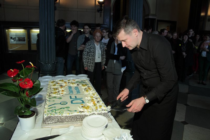 Izstādes atklāšana un tradicionālā kūkas ēšana par godu 
Latvijas Universitātes Datorikas fakultātes 5 gadu jubilejai. null