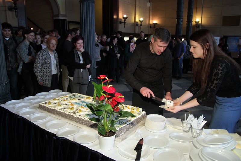 Izstādes atklāšana un tradicionālā kūkas ēšana par godu 
Latvijas Universitātes Datorikas fakultātes 5 gadu jubilejai. null