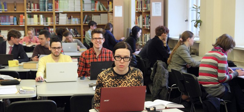 Studenti Latvijas Universitātes Bibliotēkas lasītavā. null