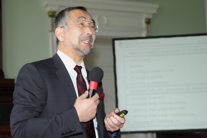 Konference «New Challenges of Economic and Business Development - 2014» («Ekonomikas un biznesa jaunie izaicinājumi - 2014»). Vasedas (Waseda) universitātes profesors Šinja Nagasava (Shin’ya Nagasawa).