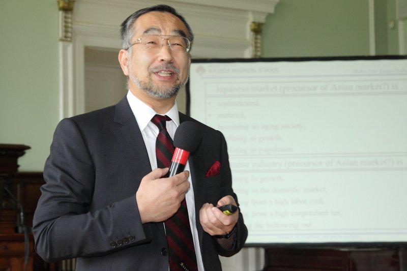 Konference «New Challenges of Economic and Business Development - 2014» («Ekonomikas un biznesa jaunie izaicinājumi - 2014»). Vasedas (Waseda) universitātes profesors Šinja Nagasava (Shin’ya Nagasawa).