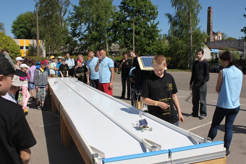 Latvijas Universitātes Cietvielu fizikas institūta organizētais elektroautomobiļu un elektromotorlaivu modeļu, kas darbināmi ar saules baterijām, konkurss skolēniem 'Saules kauss 2014'. null