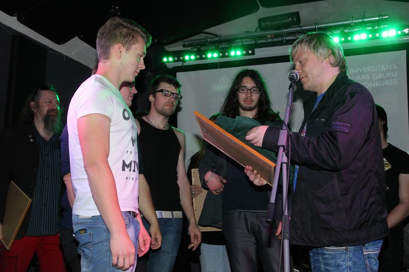 Latvijas Universitātes jauno mūzikas grupu konkurss «Hadrons». Konkursa klausītāju balvas ieguvēju grupas «B Optimist» sveikšana.