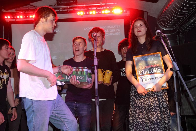 Latvijas Universitātes jauno mūzikas grupu konkurss «Hadrons». Konkursa uzvarētāju grupas «DJ Krankenwagen» sveikšana.
