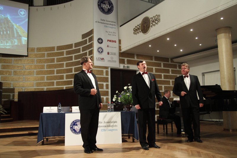 12. Baltijas Dermatovenerologu asociācijas kongress. Trīs tenori - Nauris Puntulis, Guntars Ruņģis un Miervaldis Jenčs - sniedz muzikālu priekšnesumu konferences dalībniekiem.
