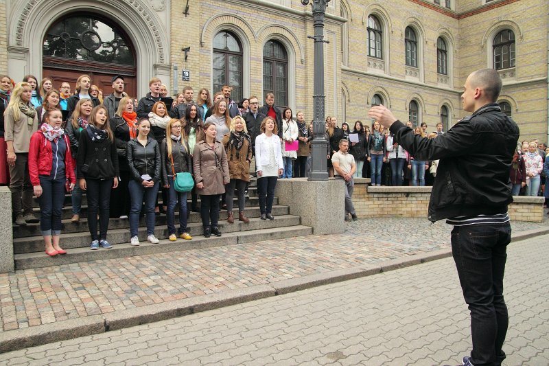 Latvijas Universitātes kolektīvi dodas uz 17. Baltijas valstu studentu dziesmu un deju svētkiem «Gaudeamus» Daugavpilī. Koris dzied studentu himnu 'Gaudeamus igitur'.