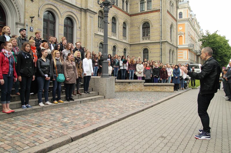 Latvijas Universitātes kolektīvi dodas uz 17. Baltijas valstu studentu dziesmu un deju svētkiem «Gaudeamus» Daugavpilī. Koris dzied studentu himnu 'Gaudeamus igitur'.