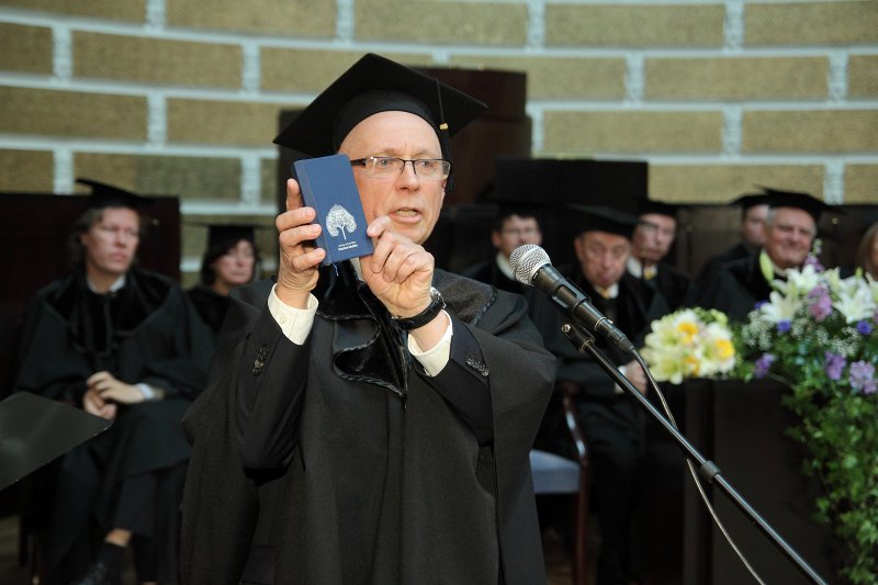 Latvijas Universitātes Datorikas fakultātes absolventu izlaidums. LU DF profesors Māris Vītiņš.