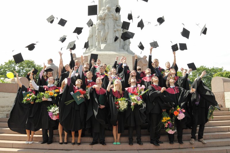 Latvijas Universitātes Datorikas fakultātes absolventu izlaidums. LU DF maģistra studiju programmu absolventu kopbilde pie Brīvības pieminekļa.