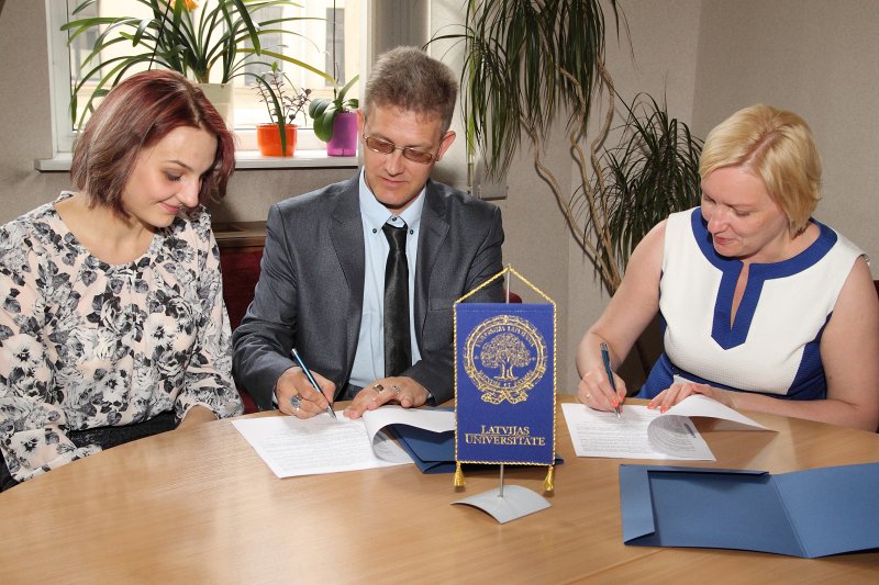 Līguma parakstīšana par Veismaņu ģimenes stipendijas «Veritas» nodibināšanu. No kreisās: 
Mecenāti Elīna un Arturs Veismaņi un 
Latvijas Universitātes Fonda izpilddirektore Laila Kundziņa-Zvejniece.