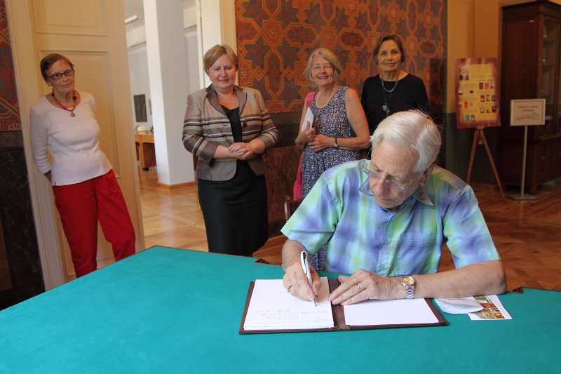 Džordža Armitsteda radinieki viesojas Latvijas Universitātes Bibliotēkas galvenajā ēkā (agrākajā Kerkoviusa savrupmājā). null