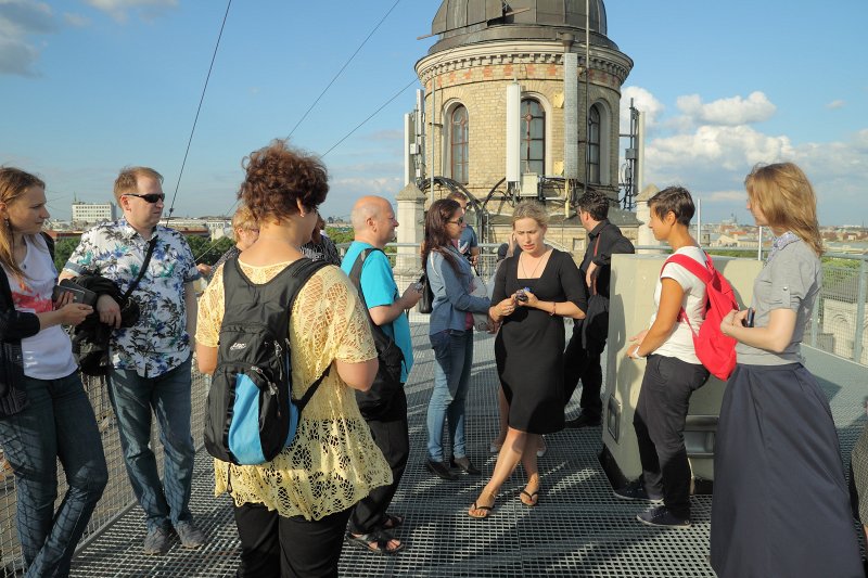 Latvijas Universitātes tālākizglītības kursa «Kultūras pasākumu organizēšana» klausītāji un mūziķi 
apmeklē Latvijas Universitātes galvenās ēkas vēsturiskos objektus: Rīgas pirmā ģeodēziskā nulles punkta atzīmi, Lielo aulu un ērģeles. Uz LU galvenās ēkas jumta platformas.