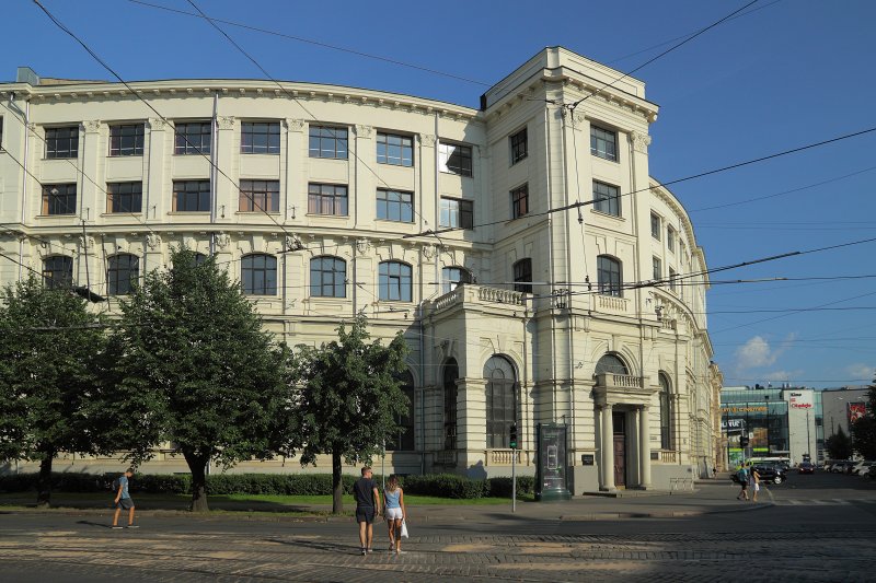 Ēka, kurā atrodas Latvijas Universitātes Ekonomikas un vadības fakultāte, Vēstures un filozofijas fakultāte un Medicīnas fakultātes Zobārstniecības mācību klīnika. null