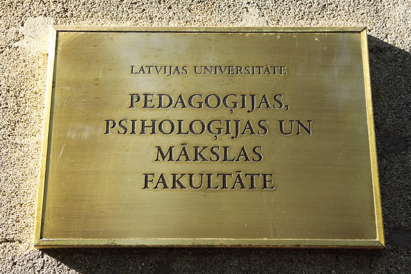 Latvijas Universitātes Pedagoģijas, psiholoģijas un mākslas fakultātes plāksne. null