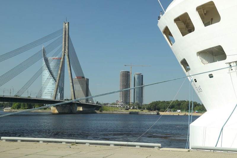 Rīga, skats uz vanšu tiltu pār Daugavu. null