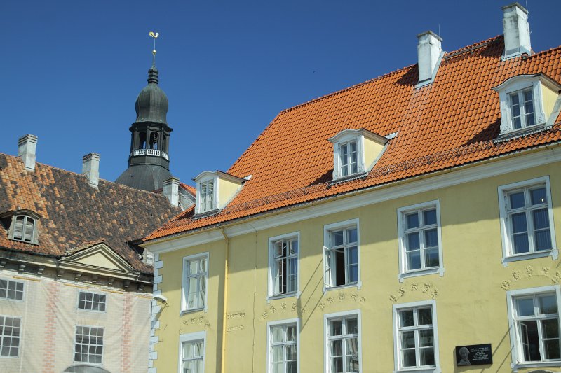 Rīga, skats uz Vecrīgas namu jumtiem un Doma baznīcas torni. null
