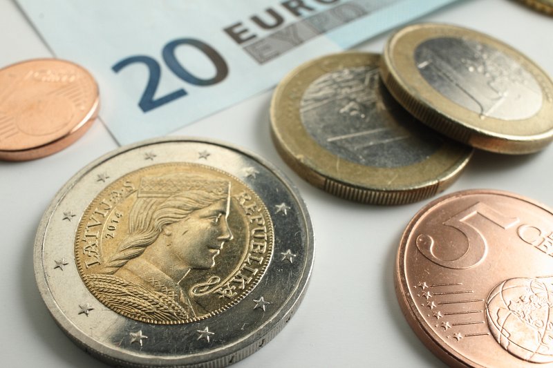 Eiro banknotes un monētas. null