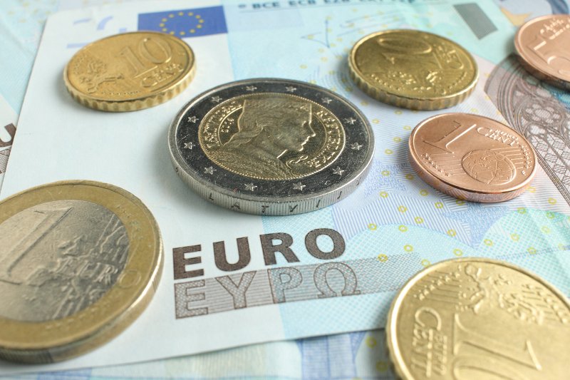 Eiro banknotes un monētas. null