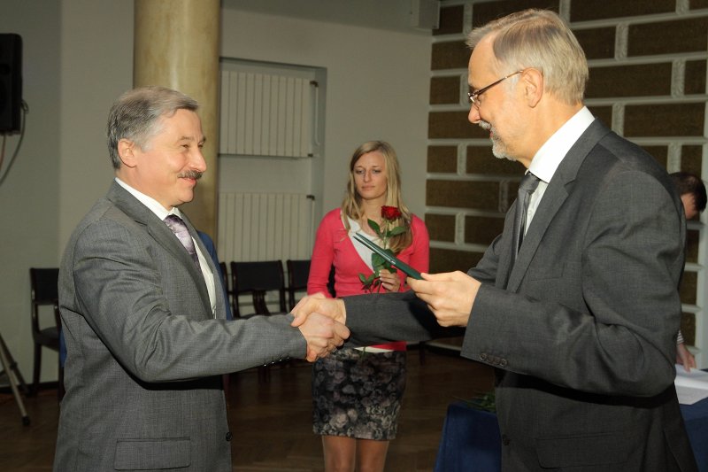 Latvijas Universitātes darbinieku sapulce. LU rektors prof. Mārcis Auziņš (pa labi) pasniedz profesora diplomu LU MF profesoram Mārcim Lejam.