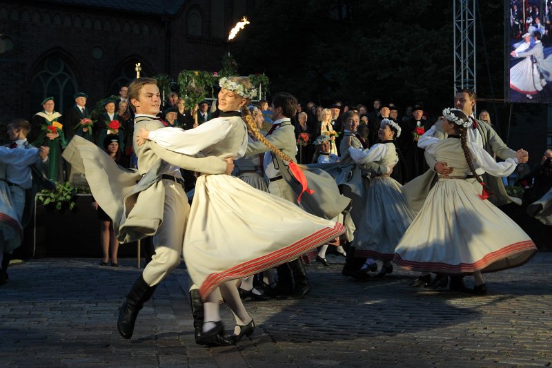 Jauno studentu svētki «Aristotelis 2014» Doma laukumā. LU deju ansamblis 'Dancis'.