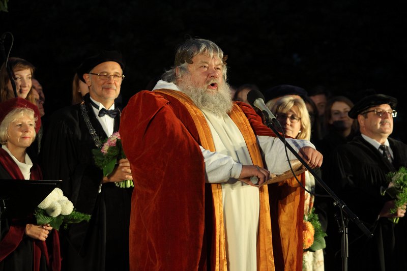 Jauno studentu svētki «Aristotelis 2014» Doma laukumā. Aristoteļa (aktieris Kaspars Pūce) uzruna.
